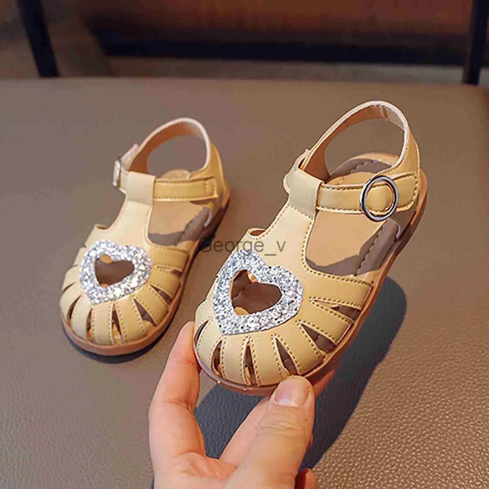 Сборные сандалии малыша для девочек украшены в полой сердце с закрытыми пальцами.