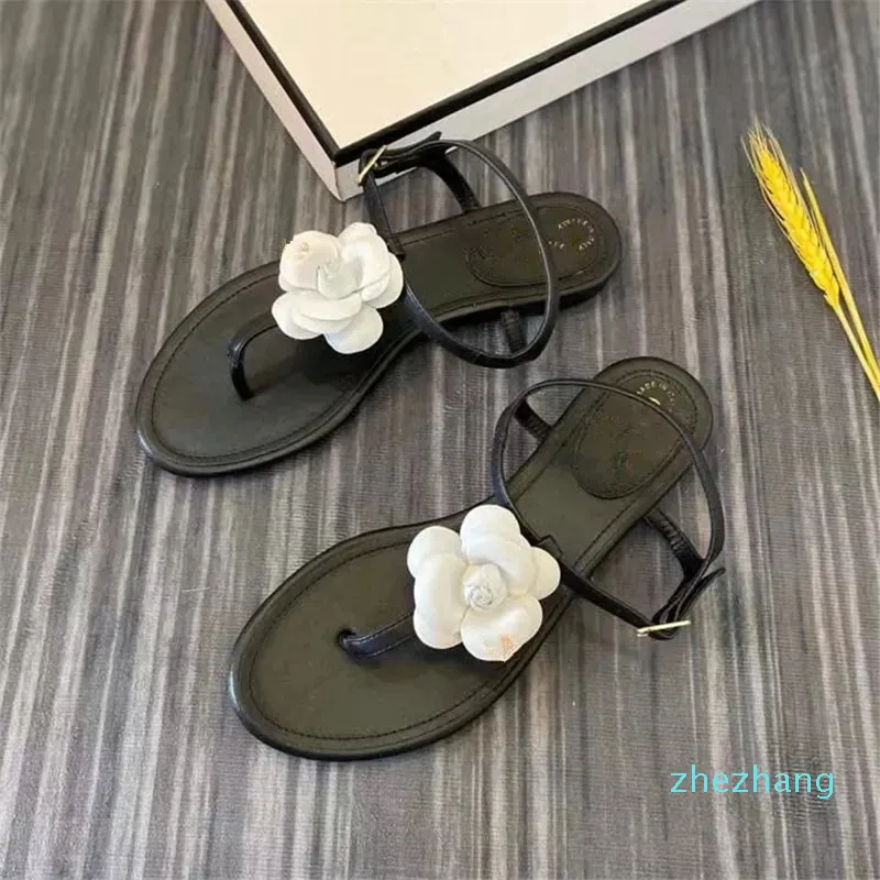 Designer Dames Sandalen 2023 Nieuwe Platte Bodem Camellia Klemvoet Zomer Europese En Amerikaanse Stijl Casual Schoenen Damesschoenen