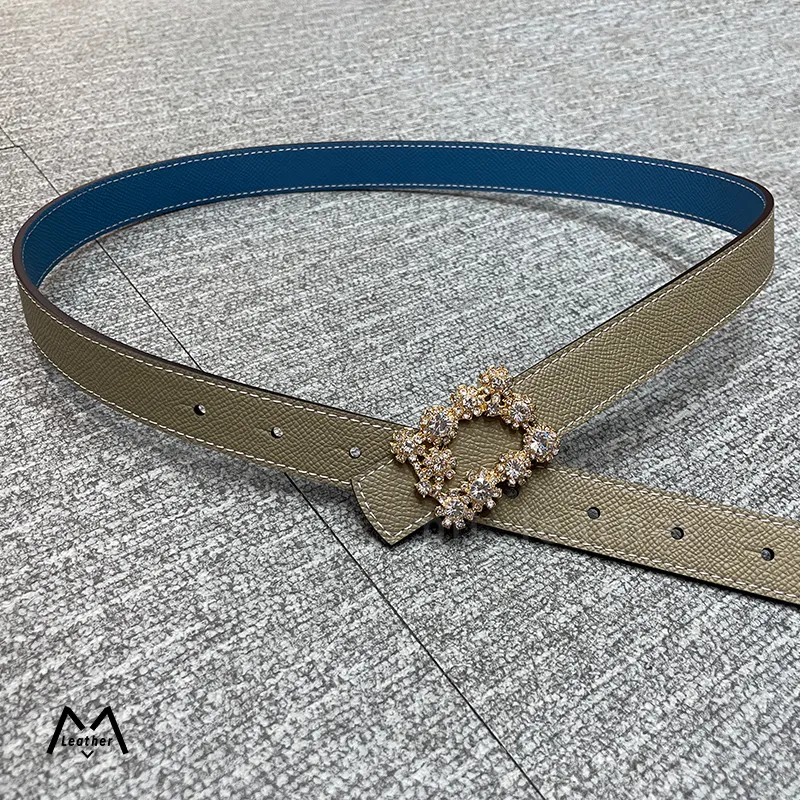 Kvinnors designer av högsta kvalitet Fashion Luxury äkta läder Kvinnor Letter Diamonds Buckle Belt med lådbredd 2,5 cm