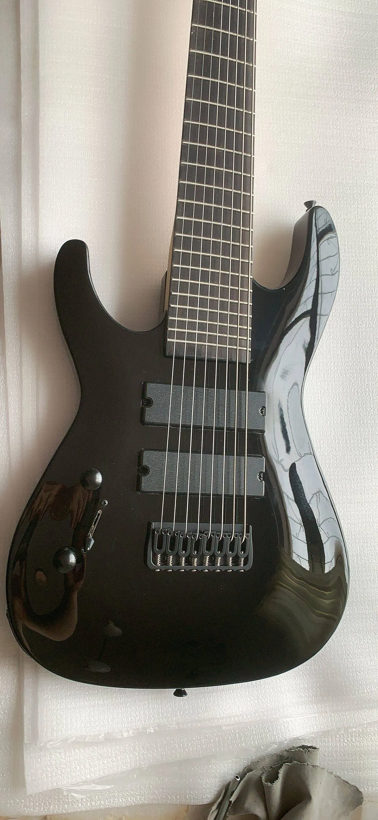 Custom 8 Saiten Linkshänder Schwarze E-Gitarre 24 Bünde Ahornhals Schwarzes Gitarrenzubehör