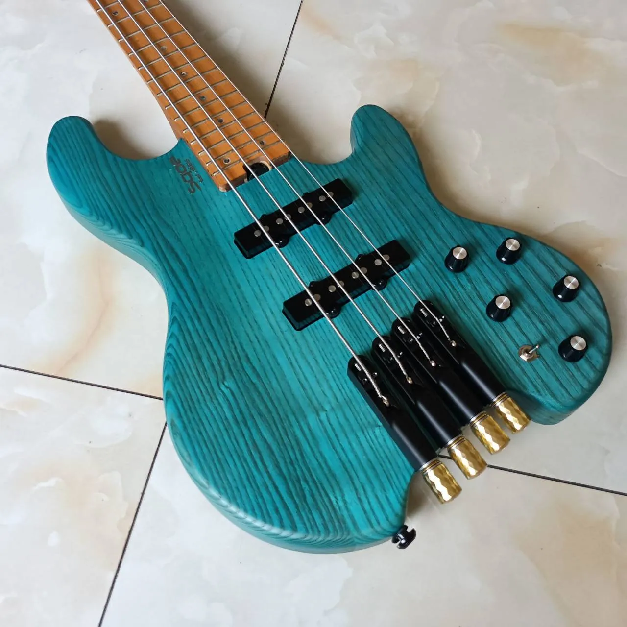 Custom 4 cordes vert clair sans tête guitare basse électrique manche en érable JB pick-up pièces noires