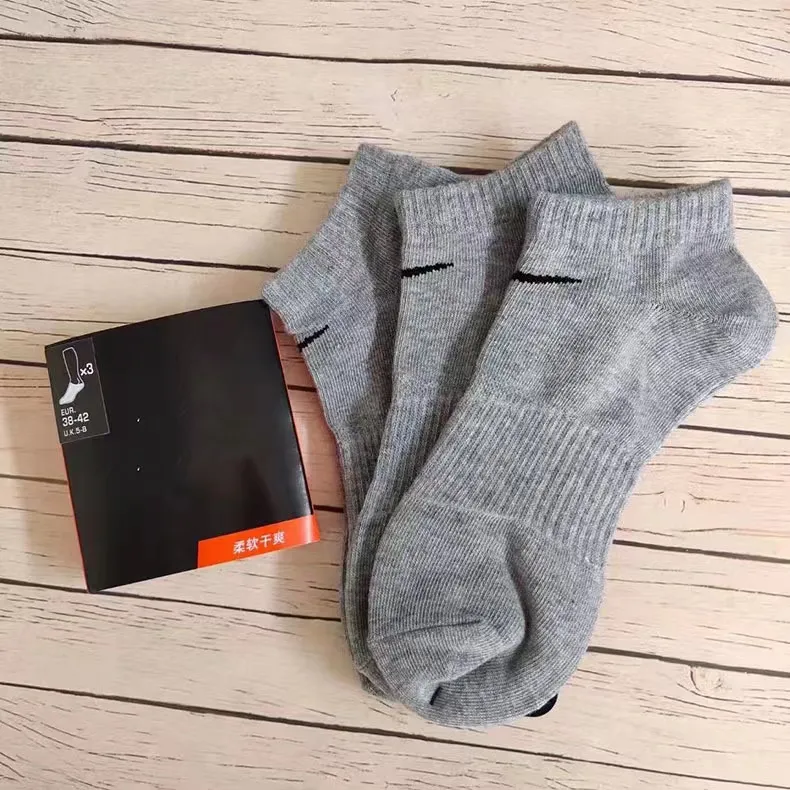 Herrensocken Damen, hochwertige Baumwolle, All-Match, klassisch, Schwarz und Weiß, Grau, Basketball, schweißabsorbierend, atmungsaktiv, kurze Bootssocke, Luxus-Sportsocken