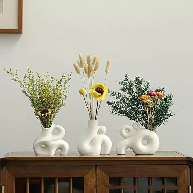 Objets décoratifs Figurines Moderne Vases En Céramique Creative Minimaliste Creux Fleur Vase Nordique Décor De Bureau Art Pour Salon Décoration De Mariage 230701