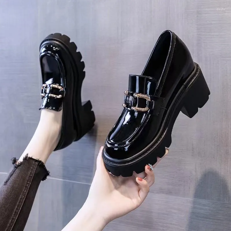 Chaussures classique femme sale