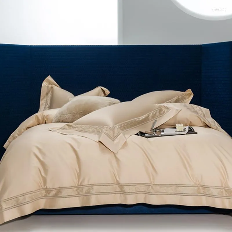 Set di biancheria da letto 100S Cotone egiziano Hollow Wide Edge Ricamo Luxury 4 pezzi Copripiumino con federa in lamiera piana color champagne