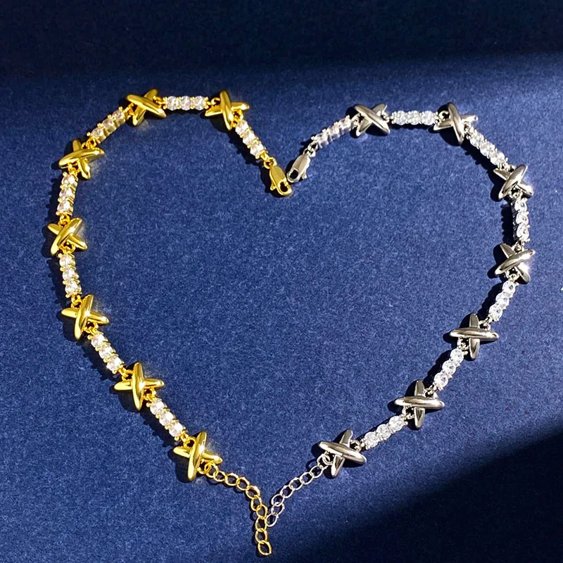 Bracciale con charm a croce bicolore donna gioielli in oro_voghion.com