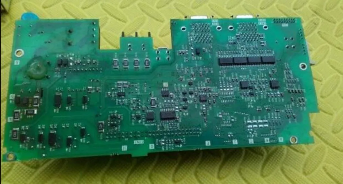 J2SB-C02 a utilisé une bonne carte CPU pour le pilote MR-J2S-700B