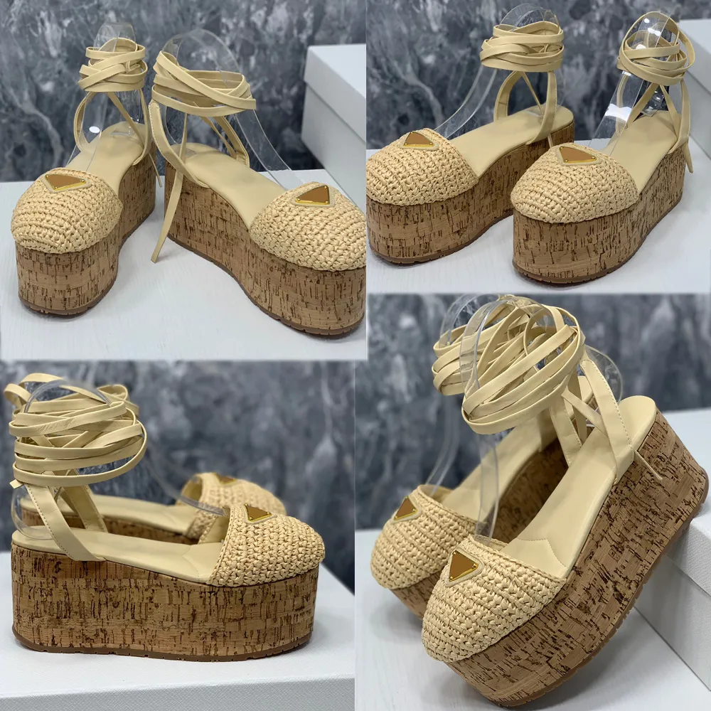 Virkade sandaler 1XZ760 Färg Naturligt Raffia effekt garn Ovandel med nappa läder ankelsnören Emaljerad metall triangel logotyp romersk designer plattformssandal