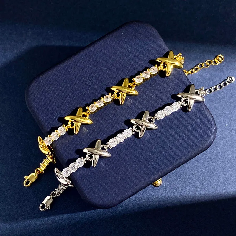 Bracciale con charm a croce bicolore donna gioielli in oro_voghion.com
