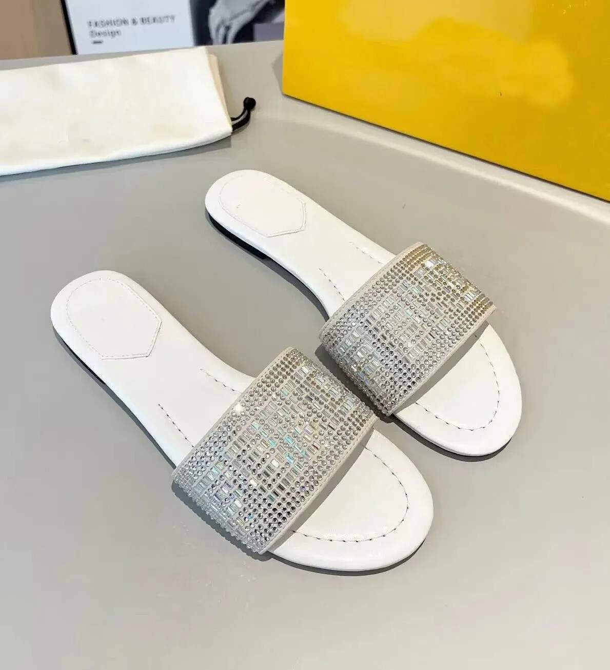 Design de luxe Summe Signature Sandales Chaussures Femmes Large Bande Diapositives Appartements Baguette Cristal Broderie Lady Sandalias Marque Marche Slip On Pantoufles EU35-43