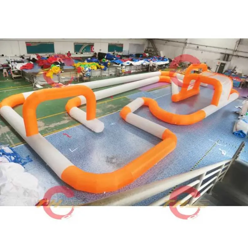 Pista de carreras de kart inflable comercial para actividades al aire libre para juegos de bolas de burbujas de coches de parachoques