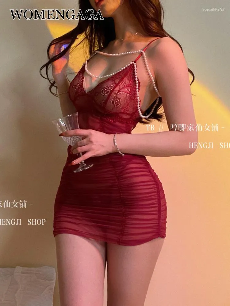 Fritidsklänningar WOMENGAGA Sexig Smal Hip Mesh Spets Pärlkedja Tank Miniklänning Dammode Dam Toppar Röd Söt V-hals Koreansk Tjej Kvinna