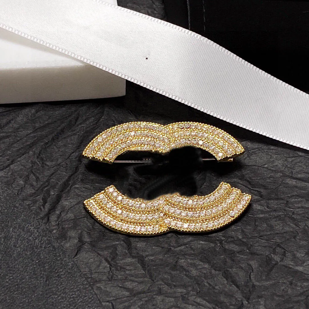 男性と女性向けの豪華なCCブローチ ゴールドクリスタルパールピン  