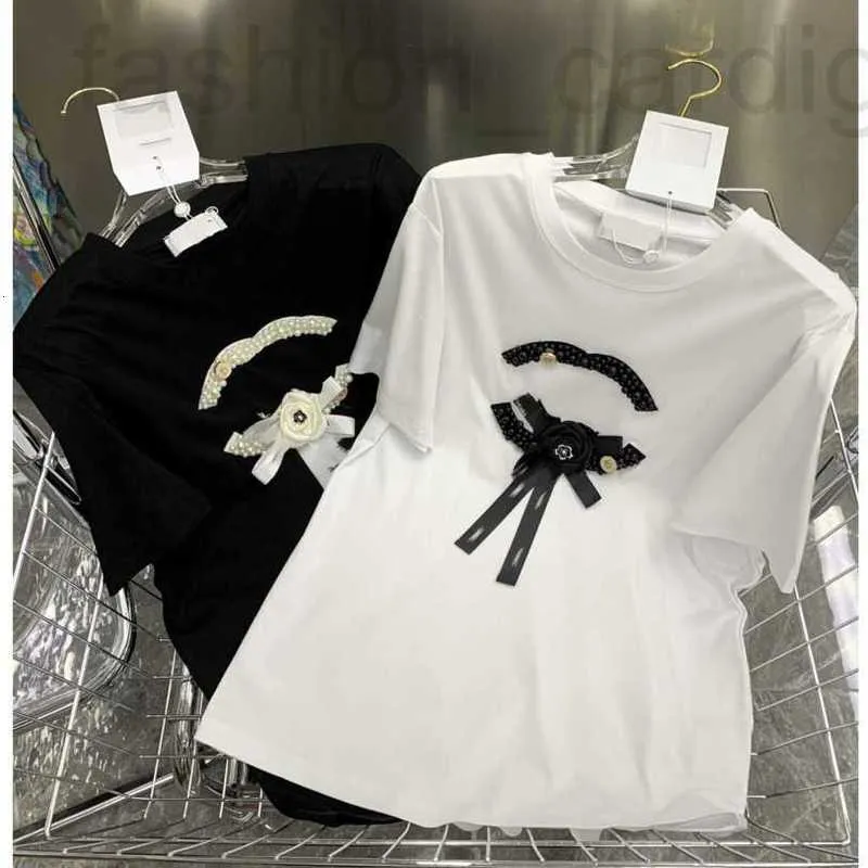 Kadın T-Shirt Tasarımcısı 23SS Bayan Kadın Giysileri Tee Yuvarlak Boyun Saf Pamuk Ağır Endüstri İnci Camellia Baskılı Şerit Kısa Kollu Tişört Giysileri A1 GXEQ