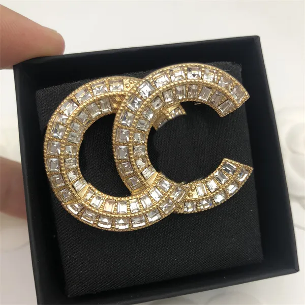 Semplice doppia lettera CCity Pins Donna Designer di lusso Spille in oro Logo del marchio Spilla di perle di cristallo Spilla da uomo Accessori per gioielli 577