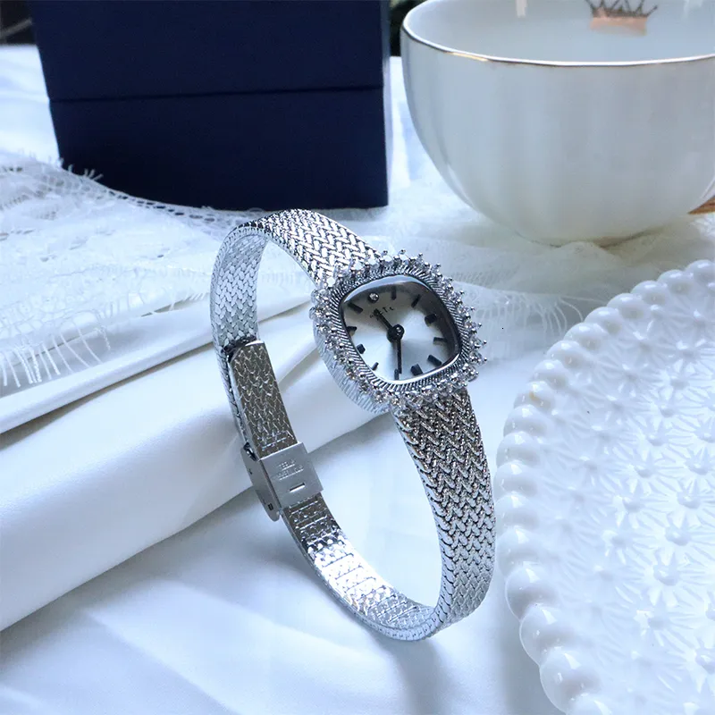 女性の腕時計 2023 腕時計高品質高級真鍮ストラップシンプルなダイヤモンド恋人へのギフトゴールドダイヤルスモール 230703