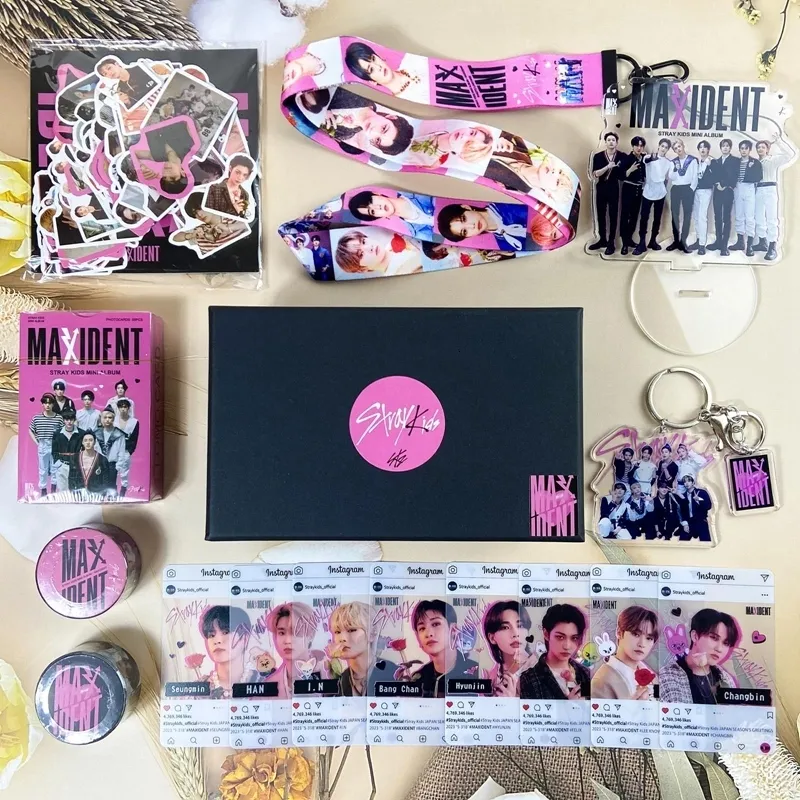 Självhäftande klistermärken Kpop Stray Kids MAXIDENT presentförpackning StrayKids Album Pocards Lomo Card Sticker Lanyard Nyckelringar Fläktar Presenter 230703