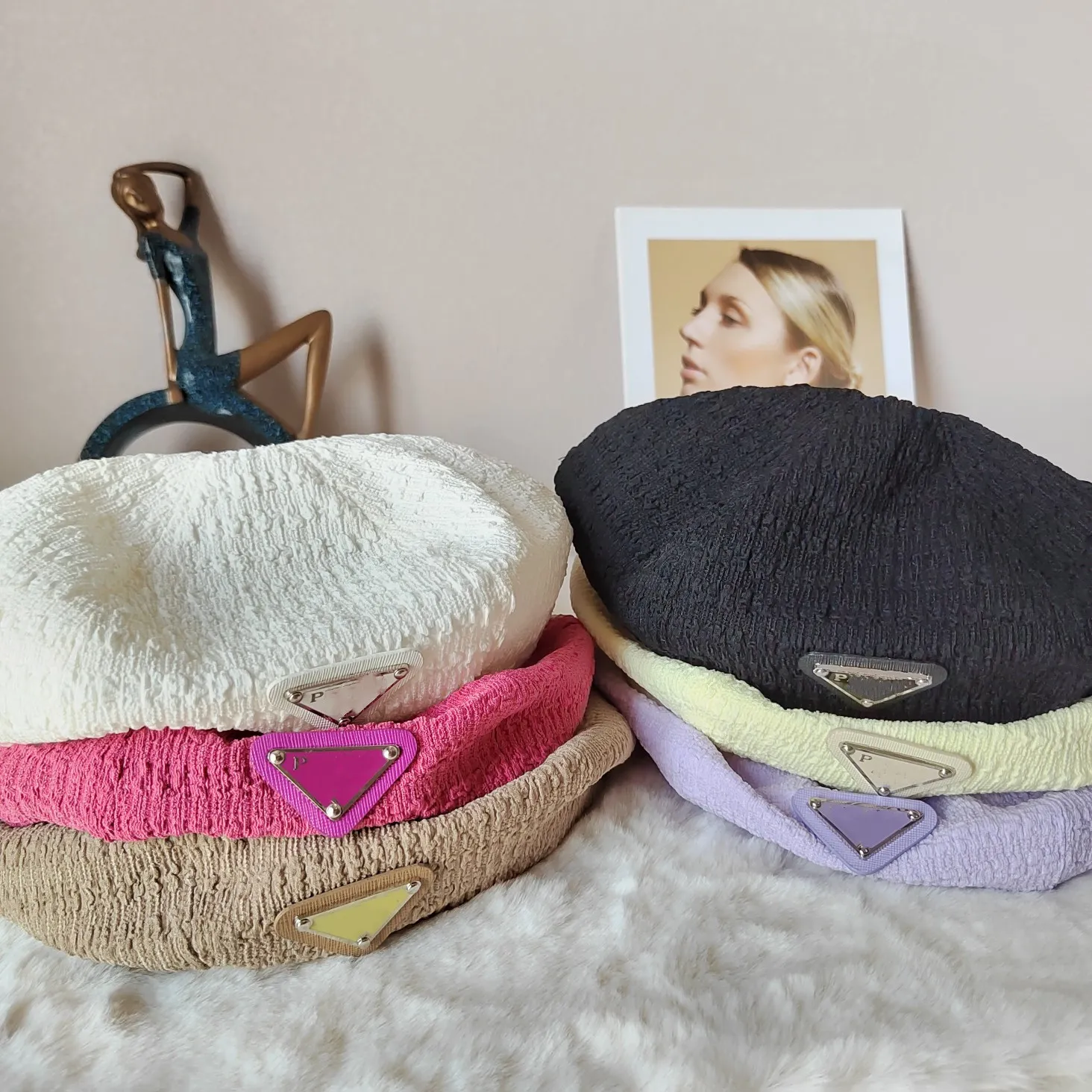 قبعات للنساء مصممة قبعات أزياء الجرس القبعة القبعات القبعات رسائل النمط غير الرسمي إكسسوارات عصرية عالية الجودة