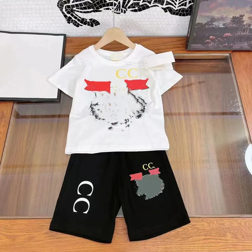 23SS boys white shorts sets brand designer kids sports red little t shirts with shorts two pieces sets print tops high end cotton shorts boys summer trackusits dhgate