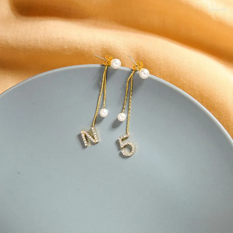 Orecchini pendenti Uer Unica lettera di cristallo "N" Numero "5" Per le donne Gioielli di moda in lega color oro con perle acriliche