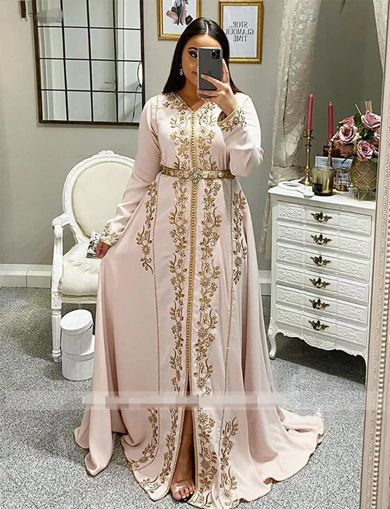 Robe Caftan Marocaine Vestidos de Noite Manga Longa com Bordado Decote em V Fenda Frente Frisada Linha A Cetim Dubai Vestido Formal de Baile de Formatura Árabe Robe De Soiree