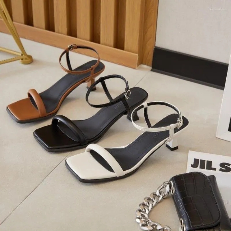 Summer 5962 Flat Sandals Kameblowe kapcie retro-podsumowujące pestki swobodne kwadratowe buty u nogi