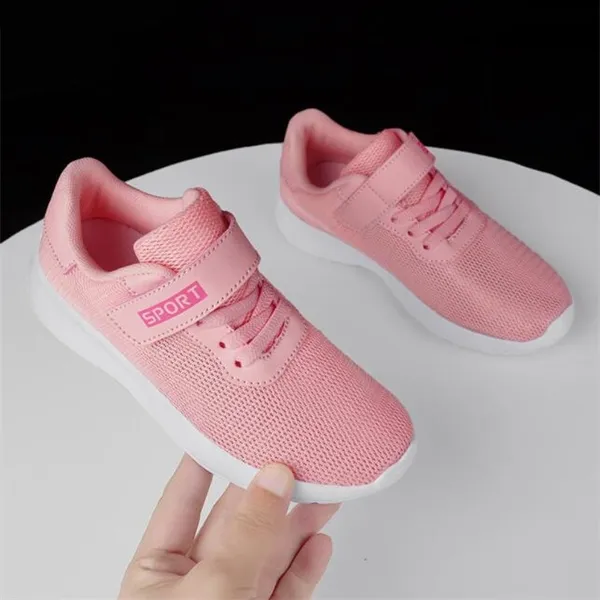 Sapatos esportivos infantis de verão novos respiráveis sapatos casuais de malha antiderrapante leves para meninos e crianças do ensino médio tênis de corrida