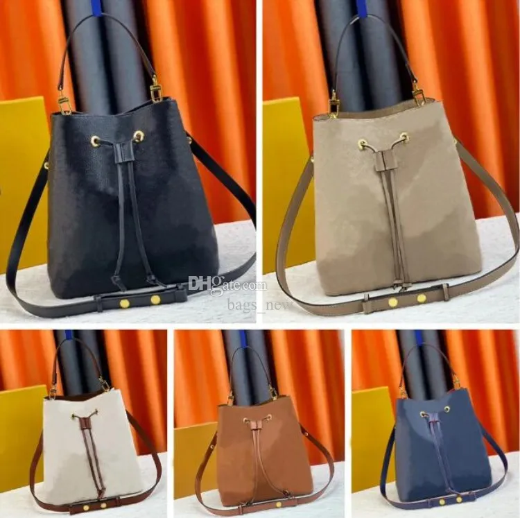 Kadın Tasarımcı Çanta Kalitesi Kabartmalı Mektup Kova Çantası Monogramlar Orijinal Deri Çiçek Crossbody Omuz Çantaları Çok yönlülük çantası cüzdanı