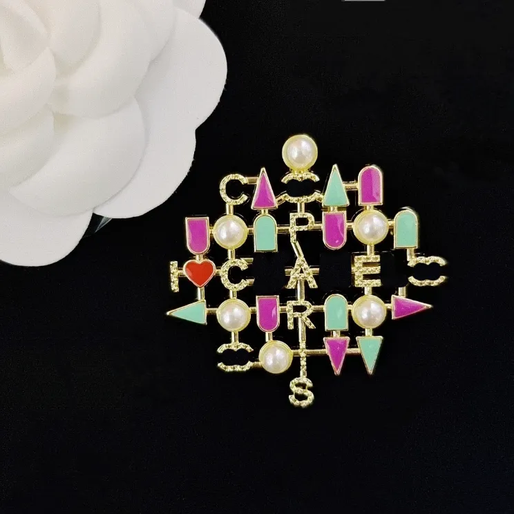 Kolorowe samoprzylepne perły Szpilki Projektant Broszki dla kobiet Marka Kopiuj ze znaczkiem Odzież Akcesoria Stop miedzi Biżuteria Moda Posrebrzane Męskie Podwójne litery