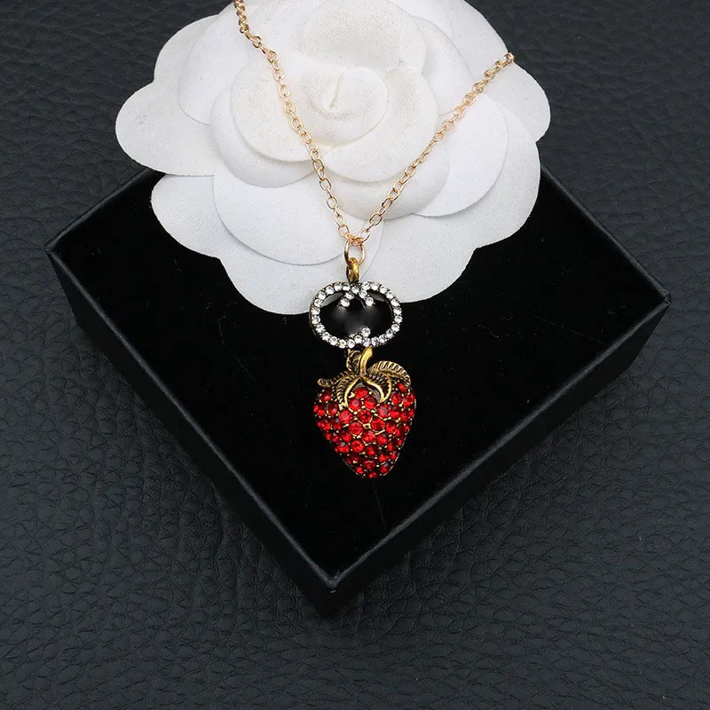 قلادات المعلقات للنساء مصممة للنساء خطاب المجوهرات G Diamond Strawberry Love Pearl Party Necklace Gift