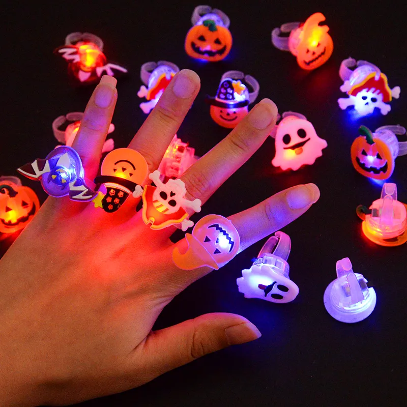 50pcs LED Light Halloween Ring Glowing Pumpkin Ghost Skull Rings Regalo per bambini Decorazione per feste di Halloween per forniture di oggetti di scena per la casa