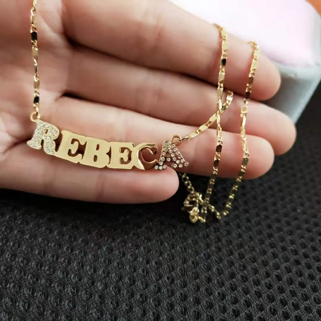 Collane con ciondolo Doremi Iced Out Bling Personalizzazione personalizzata Collana con nome Il tuo nome Ciondolo in acciaio inossidabile Collana con nome Gioielli Regalo da donna 230704