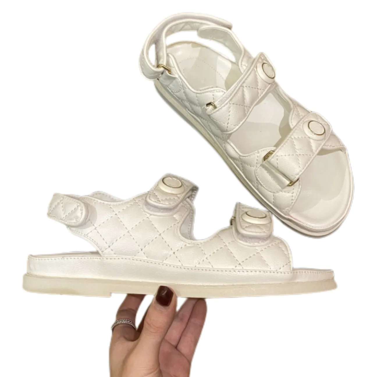 Lyx utomhussandal känd designerkvinna Rosett Guld Spänne dubbla ringar Sommarsandaler kvinna rutschbanor strand Läder Platt sandal Hotell Badtofflor med låda storlek 35-40