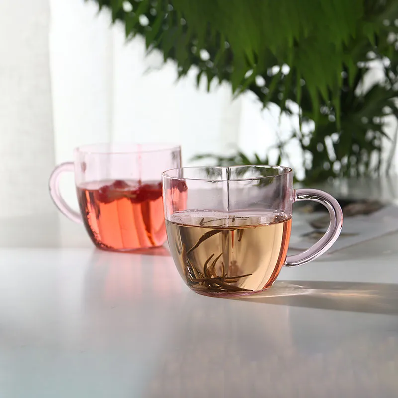 Le fabricant fournit des tasses roses en forme de cœur avec des poignées, des verres à café à double couche isolés, des tasses de lait