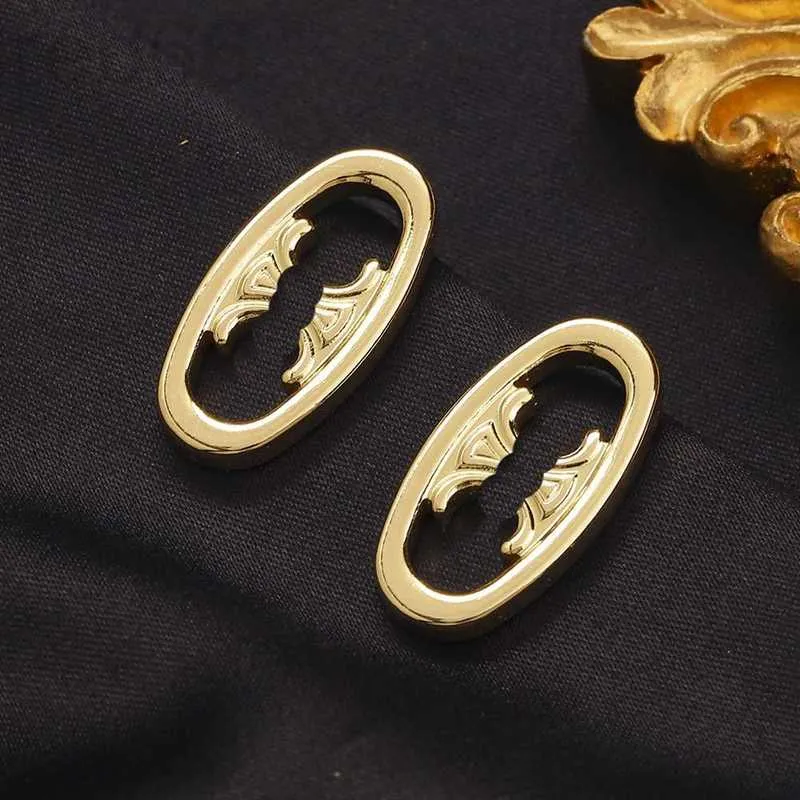 Stud Designer Luxury Love Küpe 18k Gold Mektup Kadınlar Cazibesi Hediye Düğün Partisi Paslanmaz Çelik Takı Bahar Yeni Toptan 2t7s