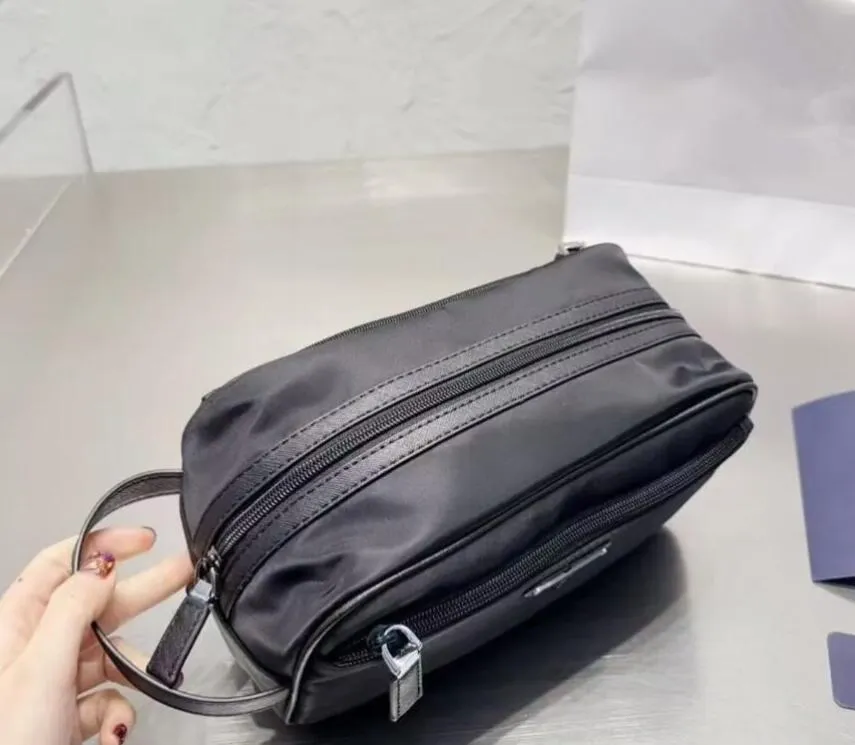 Bolsa de maquillaje de diseñador para hombre Bolsa de cosméticos de diseñador Bolsa de aseo pequeña de nailon negro Bolsa de lavado de bolso Monedero de moda Triángulo TOP