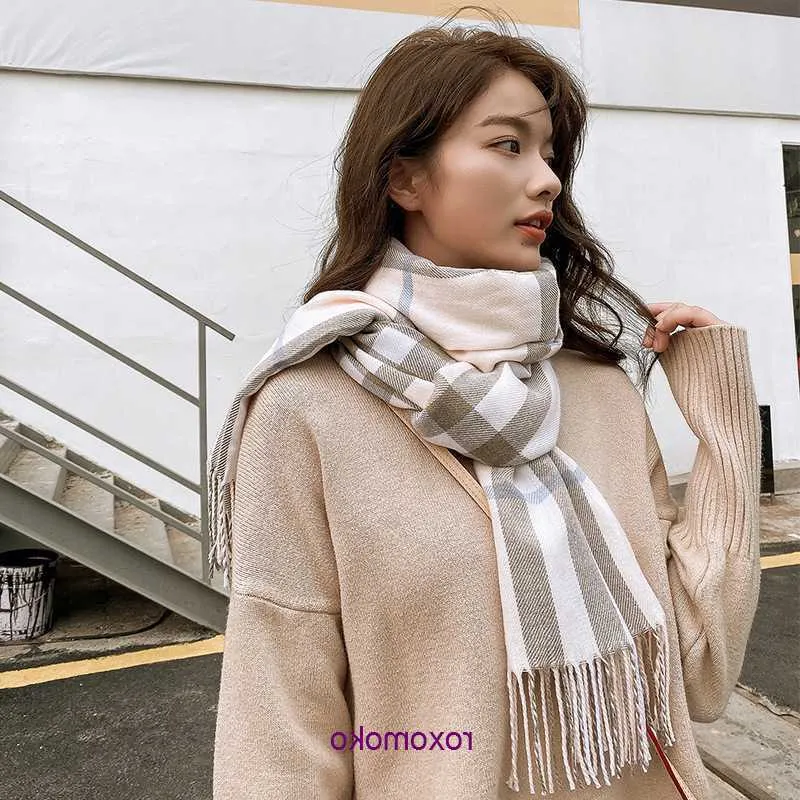 Moda Bur Home bufandas de mujer para invierno y otoño Mantón de cachemira de imitación para mujer en conjunto de bufanda de lana cálida gruesa Versión coreana versátil borla a cuadros X0AZ