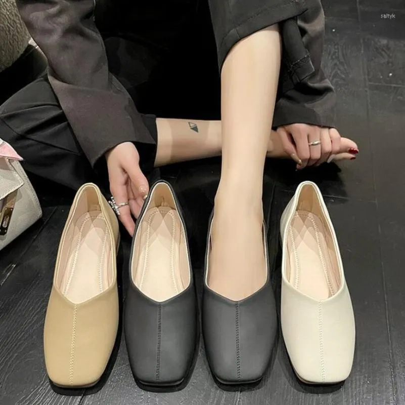 Sukienka buty damskie 2023 koreańska wersja kwadratowe Toe płaskie mokasyny damskie obcasy PU Fashion Casual