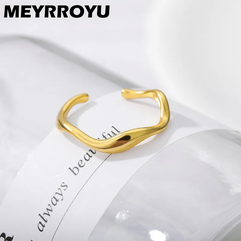 MEYRROYU ステンレス鋼新ゴールドカラーのウェーブリングアクセサリー 2021 トレンド女性のカップルのギフトパーティーファッションジュエリー卸売