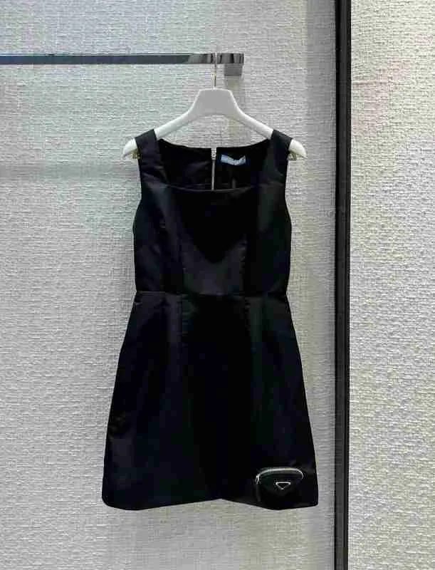 Grundlegende Freizeitkleider Designer Sommer U-Ausschnitt Solid Black Kleid mit Minitasche Damenmode ärmellos Lady Short 0OL9