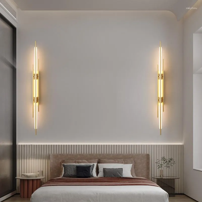 Lampade da parete Lampada a LED minimalista nordica Decorazione per interni di lusso Soggiorno Griglia TV Sfondo Apparecchio di illuminazione a strisce in acrilico di rame