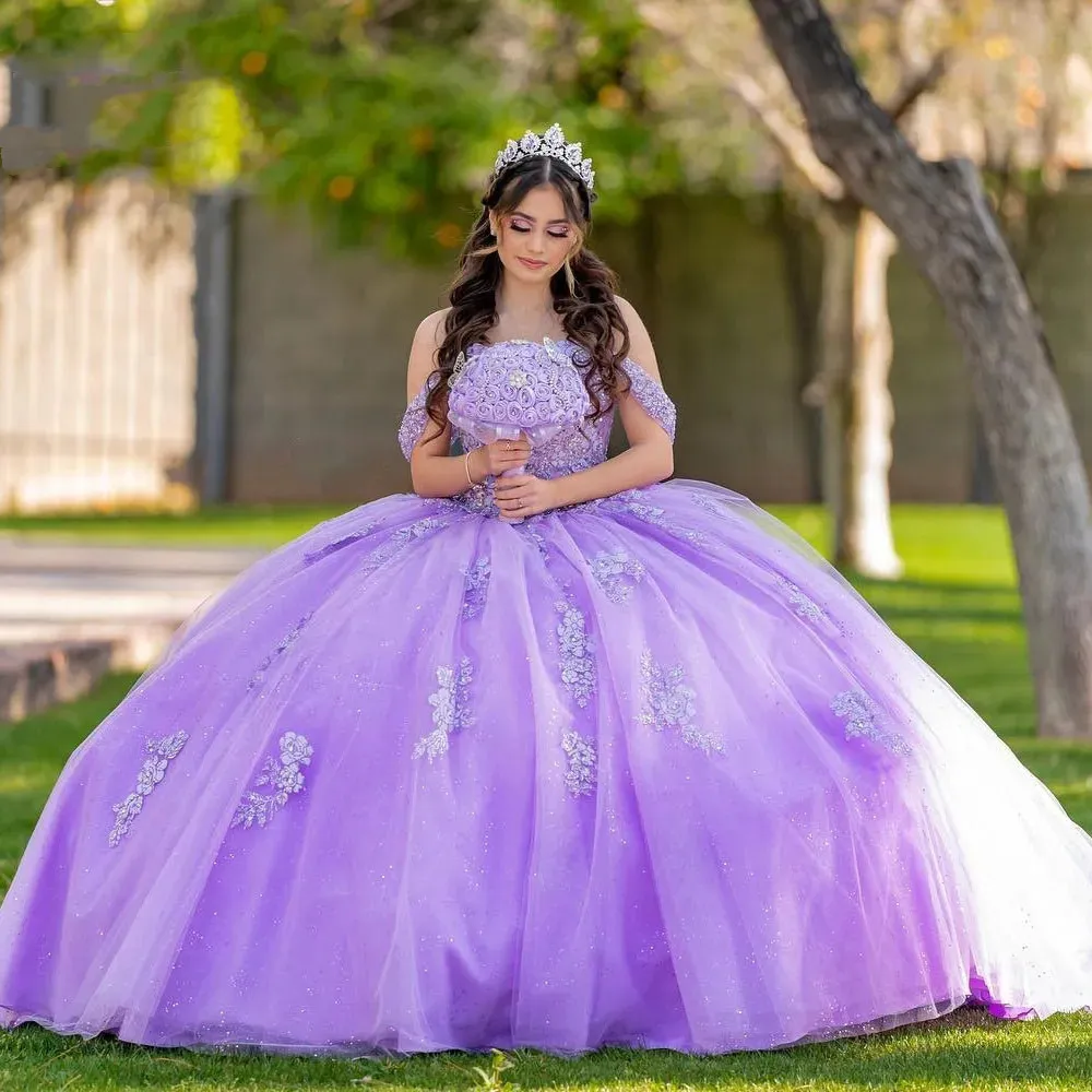 Iskrzące fioletowe sukienki Quinceanera Off the Shoulder koronkowe aplikacje słodka 15 sukienka koralikowa suknia balowa Vestido De 16 Anos