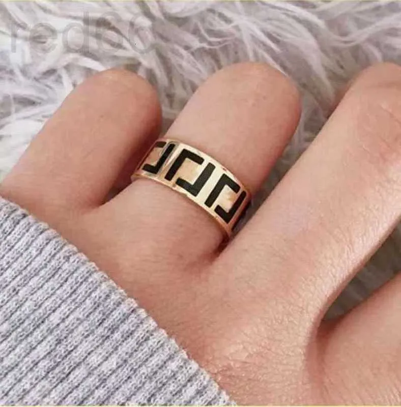 Band Ringen designer Mode brief ring bague voor Vrouw Eenvoudige Persoonlijkheid Party bruiloft liefhebbers gift verlovingsringen sieraden NRJ 2P4I