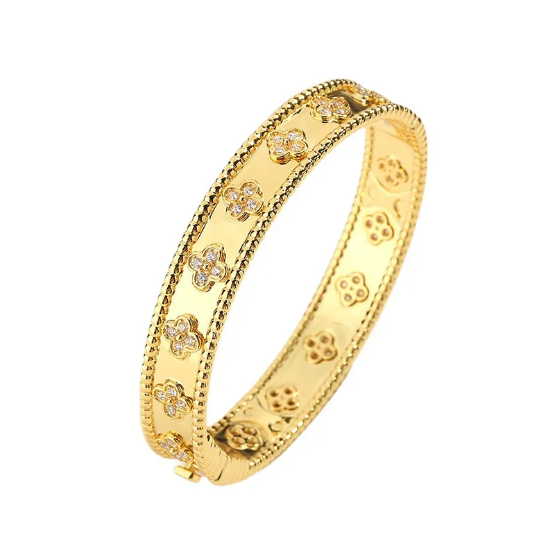 Four Leaf Clover Bangle Bracelet with Diamond in 18K Gold and