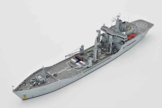 British RFA Wave Knight Fast Fleet Tanker Navy Ship Airport Model Set ...