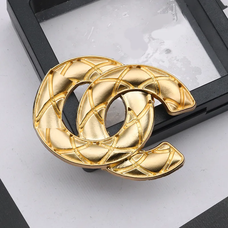 Famous Design Gold Luxury Designer Brooch Women Letter Elegant Plaid Brooches Suit Pin Fashion Jewelry Clothing Decoration High Quality Accessories