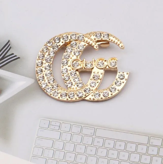 Luxury Designer Lettera Spilla Placcato oro 18k Diamante Lettera Spille Donna Spilla di cristallo strass Abito di alta qualità Pin Accessori per gioielli