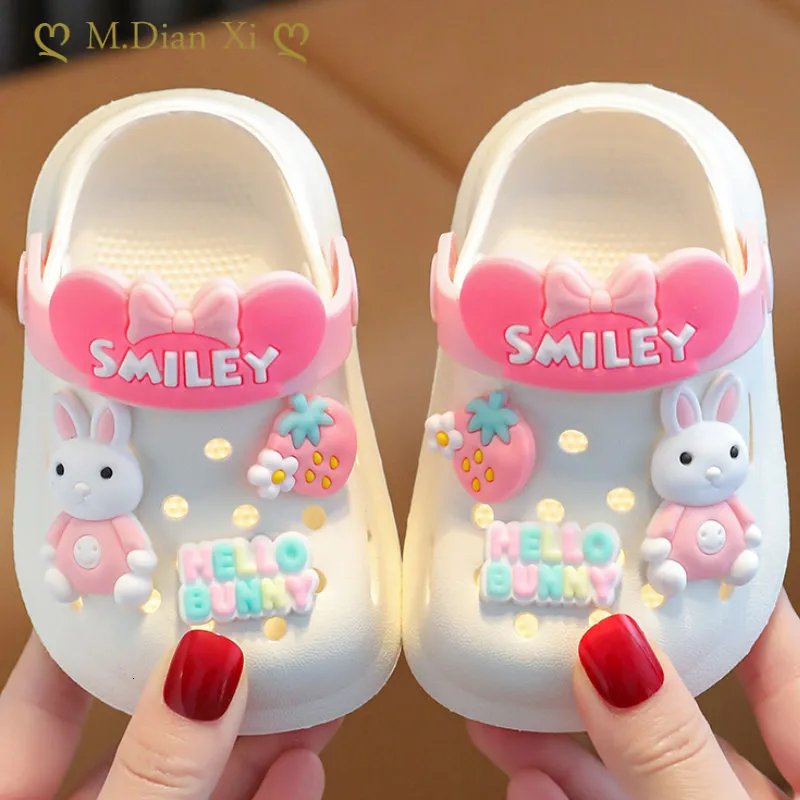 Sandalen Kinder Sommer Cartoon Cave Loch Sandalen Baby Garden Beach Slipper Kinder Jungen Jungen Mädchen Nonsilip Soft Soled Kleinkindschuhe 230705