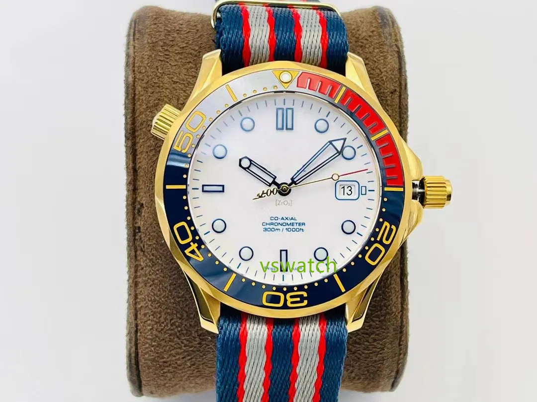 OMF 007 horloge 42 mm met 2507 uurwerk Kalender voor snel springen saffier spiegelstaal gepolijst geborstelde kast