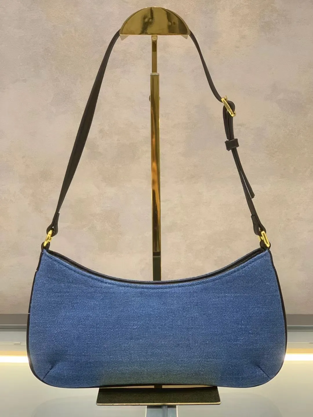 Designer Le Bisou denim axelväskor Le Raphia Blue Raw Denim Leather Strap Baguette Bags Gold Hardware Letter Brodery Zipper Handväskor Summer Fashion Purse Gift